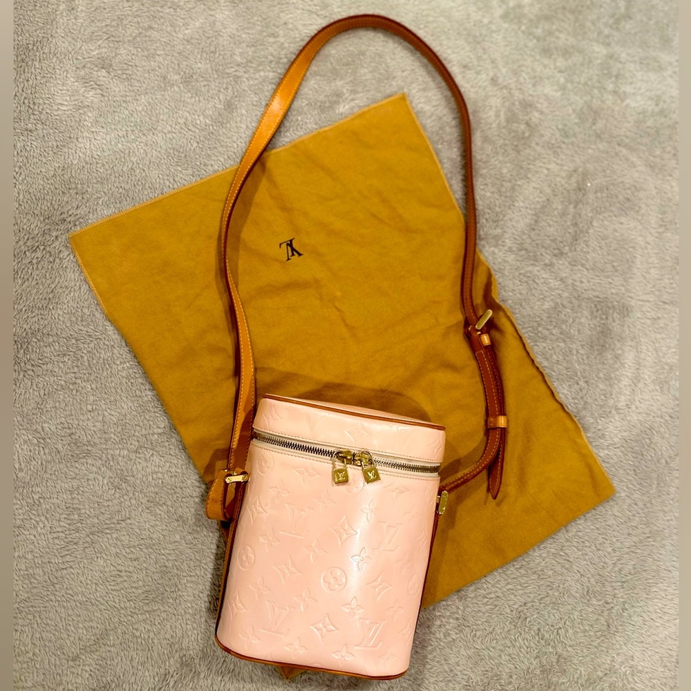 Authentic Louis Vuitton pink(“marshmallow”) Vernis Vertical Sullivan Crossbody